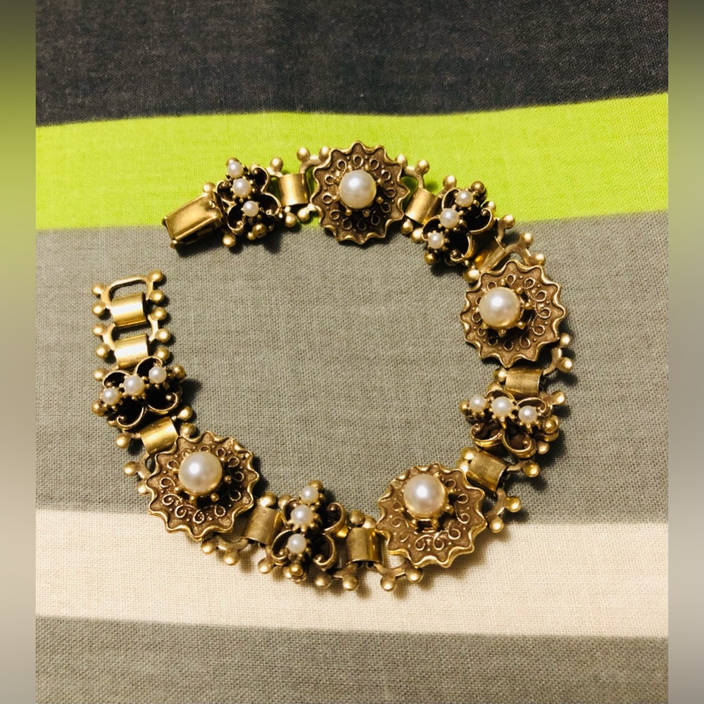 Vintage 1940s Coro Goldtone Victorian Revival Book Chain link Pearl Bracelet